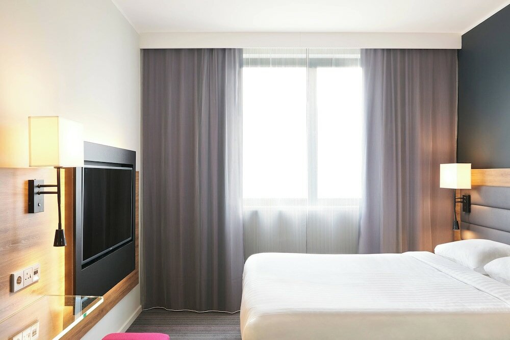 Фото Moxy Southampton