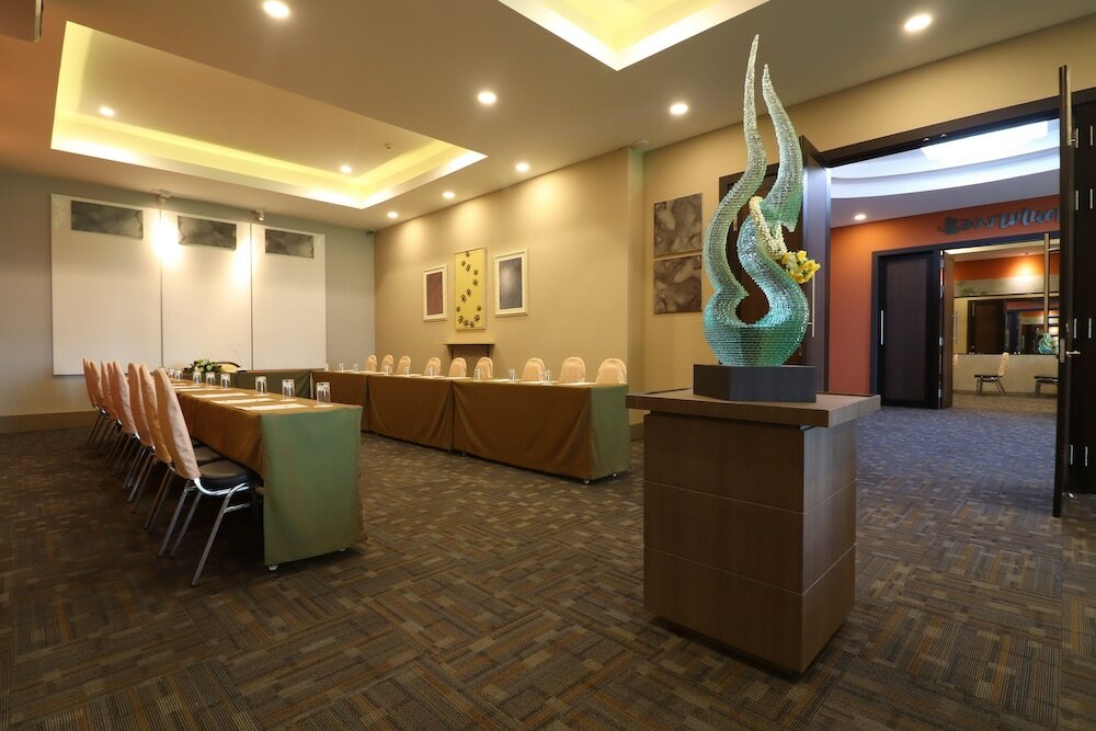 Фото Hua Hin Grand Hotel and Plaza
