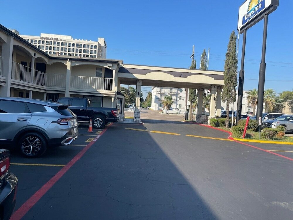 Фото Days Inn by Wyndham Market Center Dallas Love Field