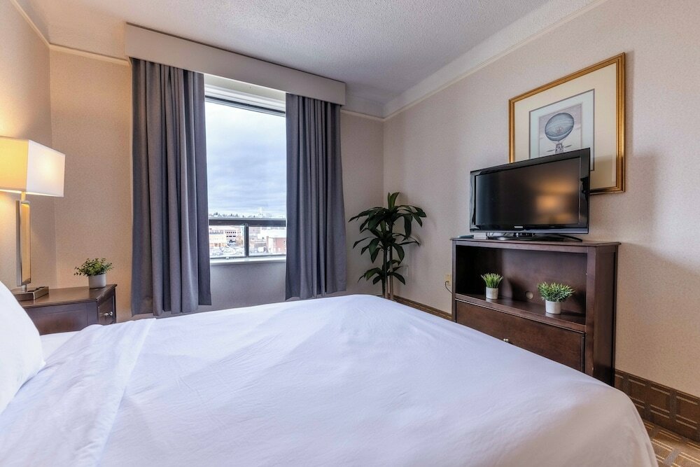 Фото Prince Arthur Waterfront Hotel & Suites