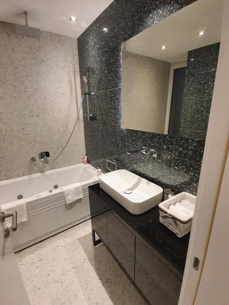 Фото Privilege Suites by Central Park