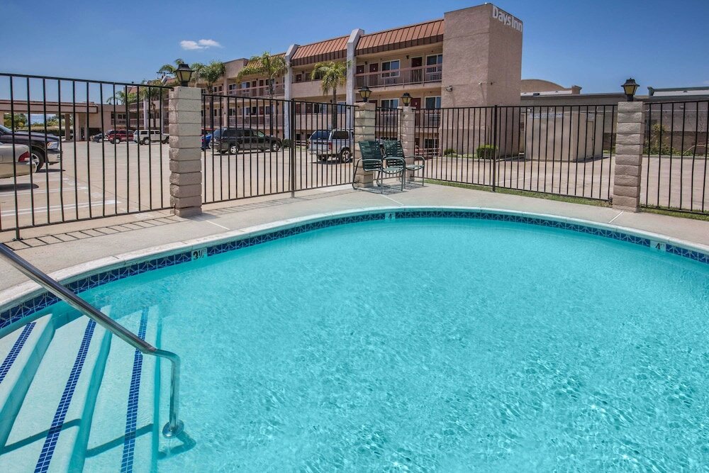 Фото Days Inn by Wyndham Ontario Airport