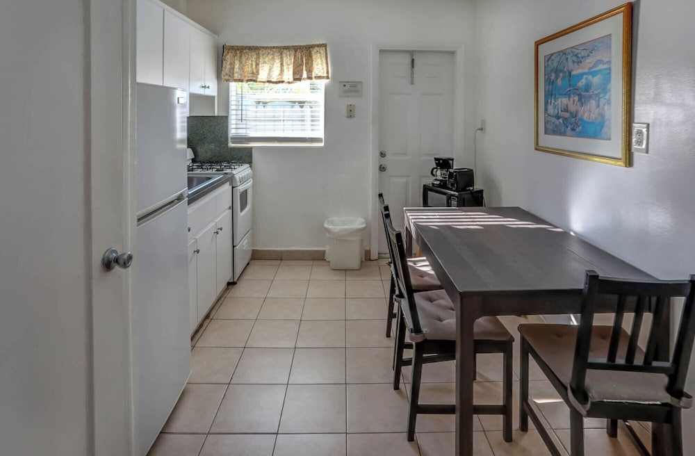 Фото Richard's Motel Extended Stay