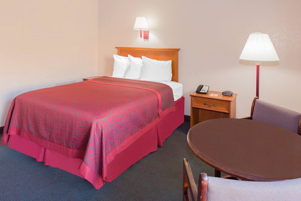 Фото Days Inn by Wyndham Tallahassee University Center