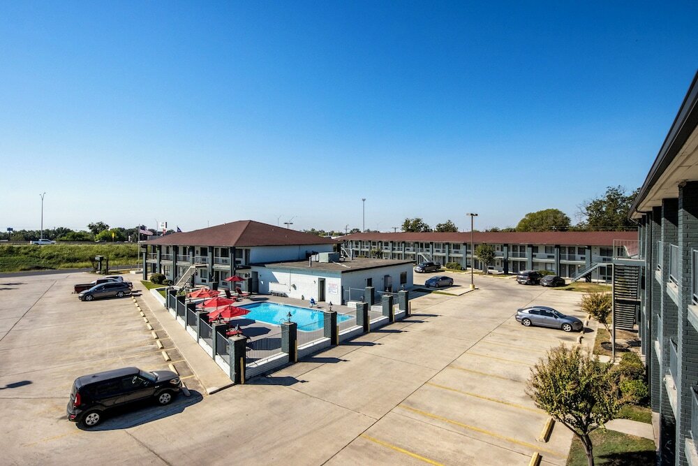 Фото HomeTowne Studios by Red Roof San Antonio E - Near At&t Center