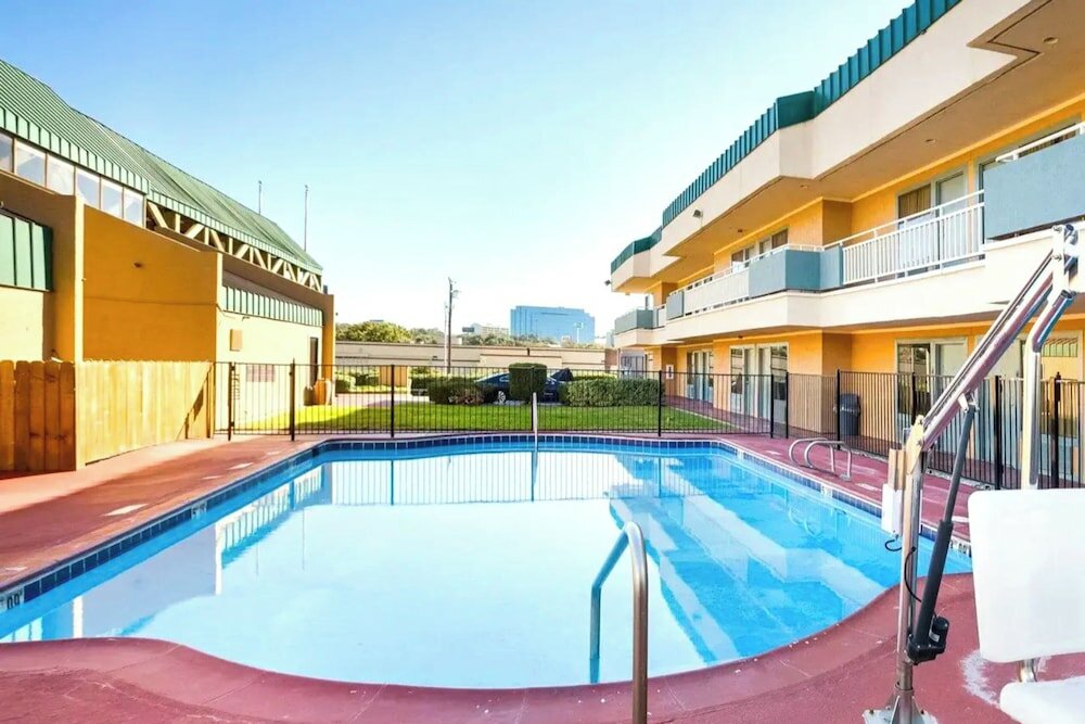 Фото Homegate Studios & Suites San Antonio Fiesta Park