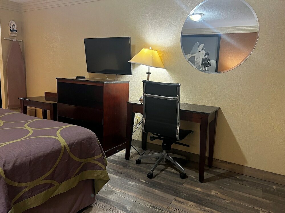 Фото Super 8 by Wyndham Houston West Katy