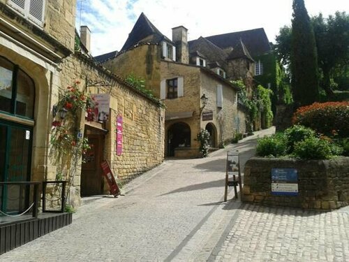 Гостиница Sarlat Côté Jardin в Сарле-ла-Канеде