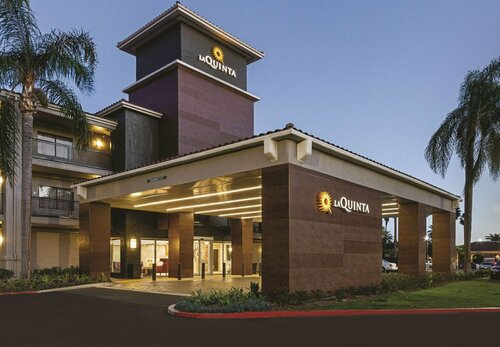 Гостиница La Quinta Inn & Suites by Wyndham Orange County Airport в Санта-Ане