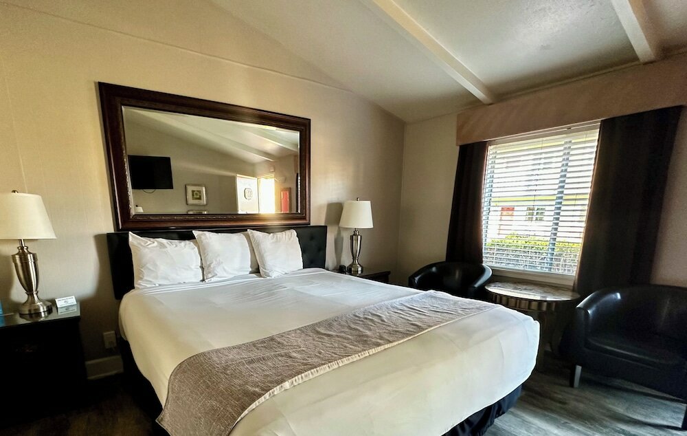 Фото Monterey Peninsula Inn