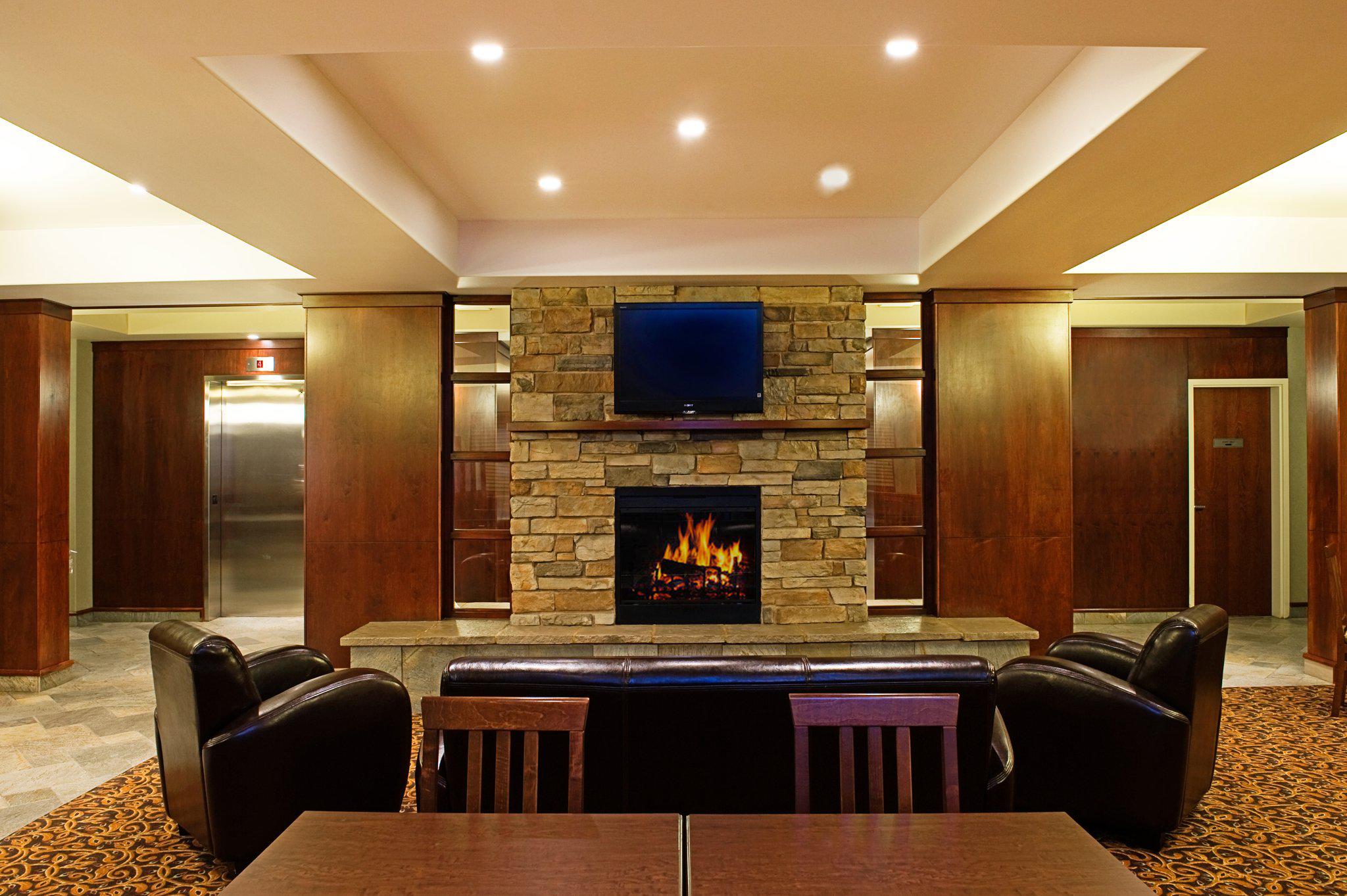 Фото Holiday Inn Express & Suites Drayton Valley