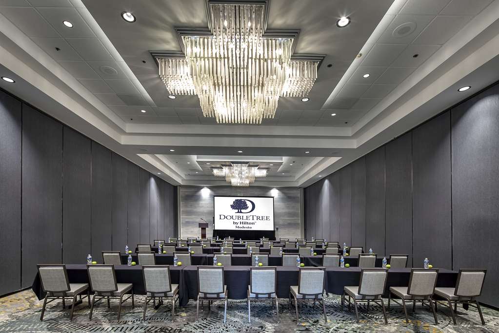 Фото DoubleTree by Hilton Hotel Modesto
