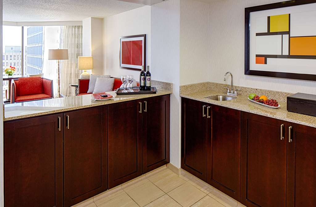 Фото DoubleTree by Hilton Hotel Houston - Greenway Plaza