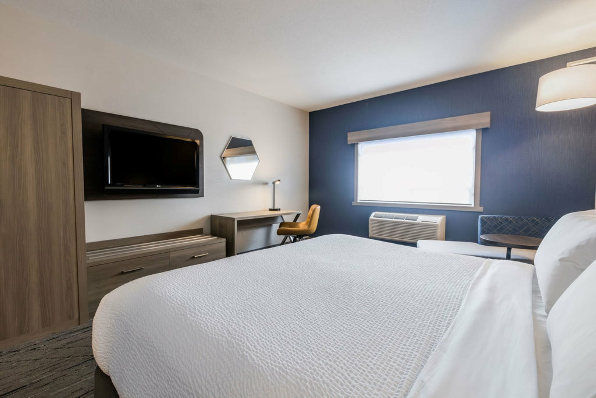 Фото Holiday Inn Express Hotel & Suites Calgary S-Macleod Trail S, an Ihg Hotel