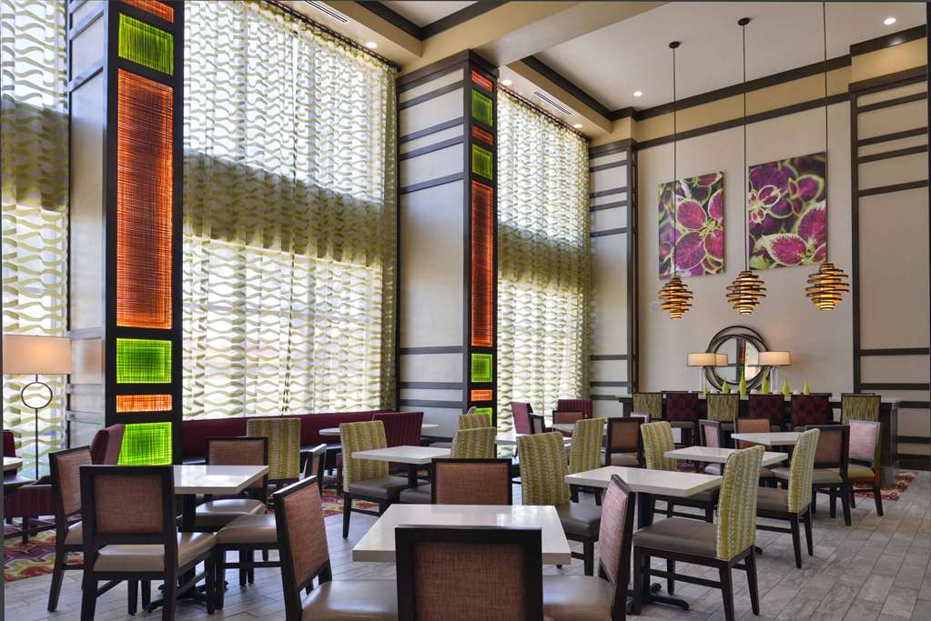 Фото Hampton Inn & Suites Dallas Market Center