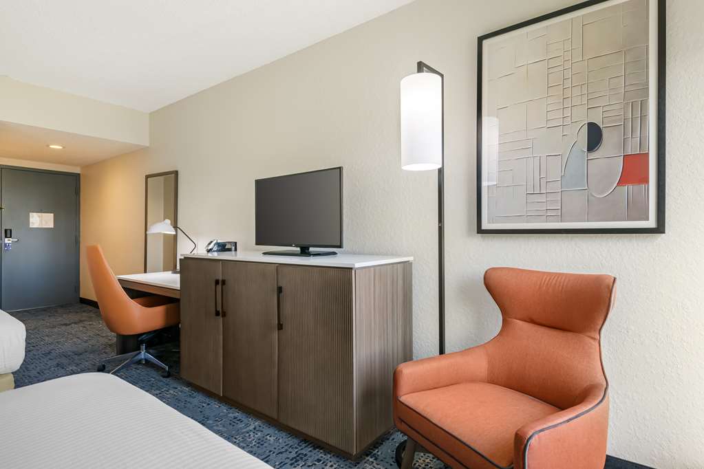 Фото Best Western Plus Universal Inn