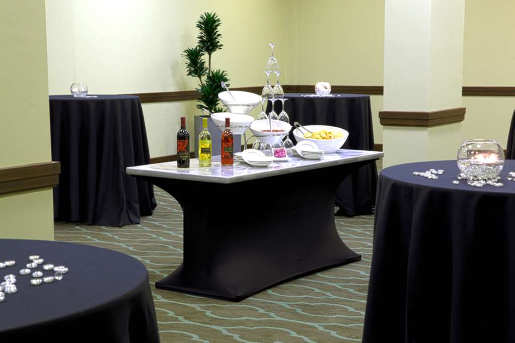 Фото Embassy Suites Hotel Dallas Market Center