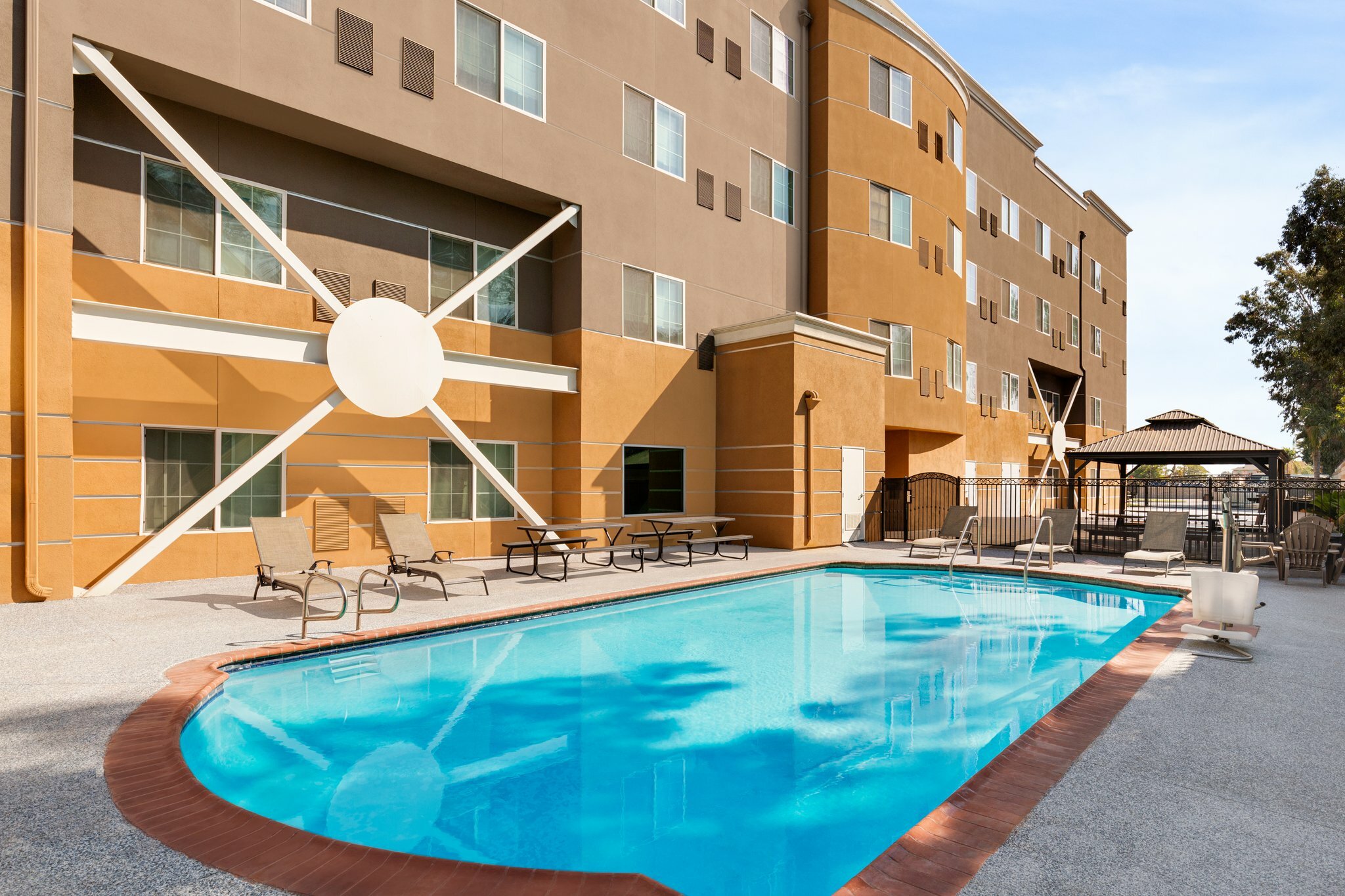 Фото Holiday Inn Express and Suites Bakersfield Central, an Ihg Hotel