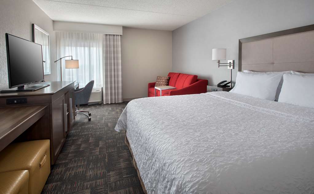 Фото Hampton Inn Boston - Logan Airport