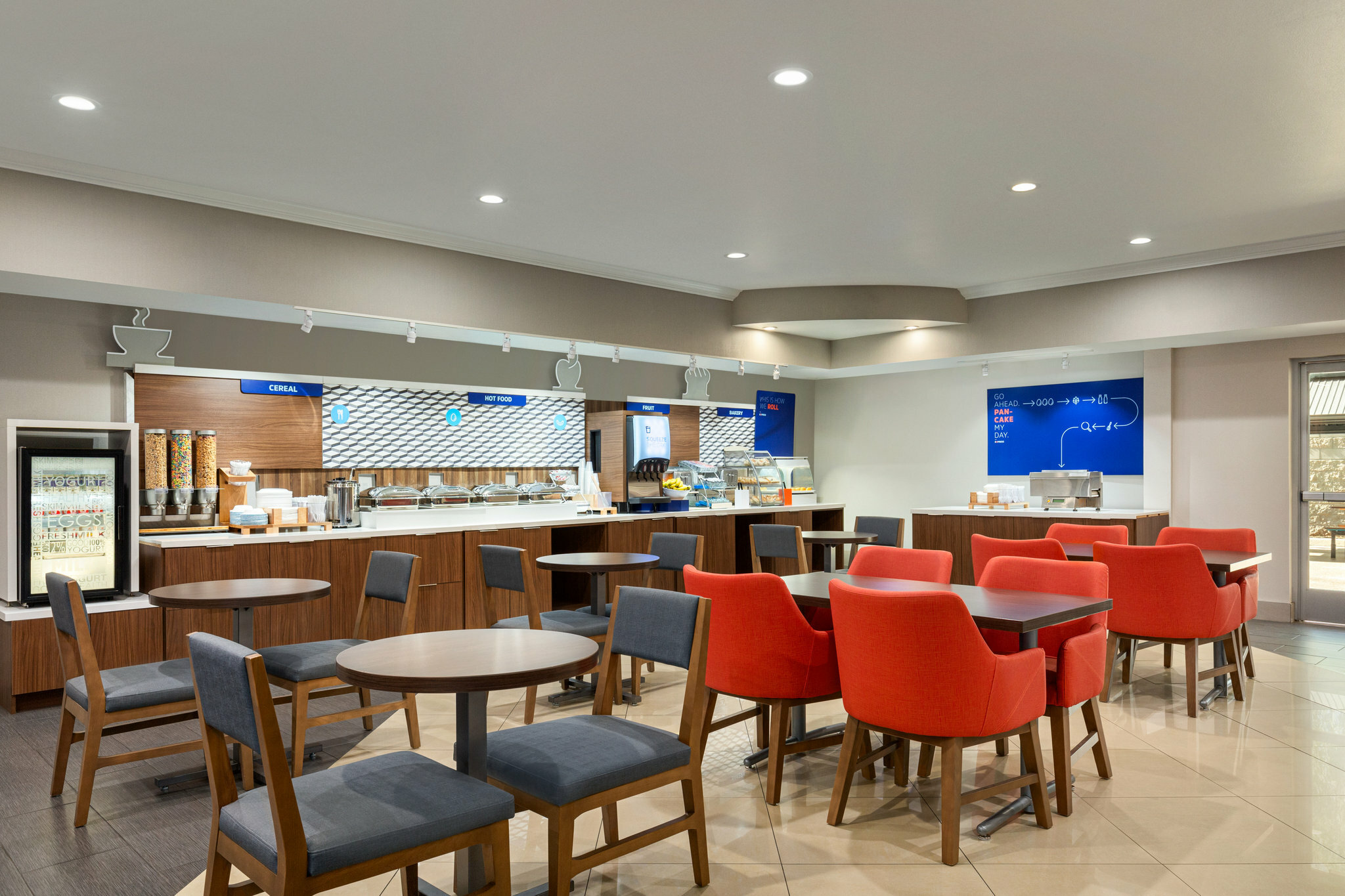 Фото Holiday Inn Express and Suites Bakersfield Central, an Ihg Hotel