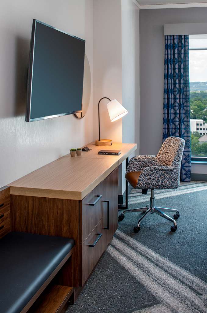 Фото Hilton Garden Inn Austin University Capitol District