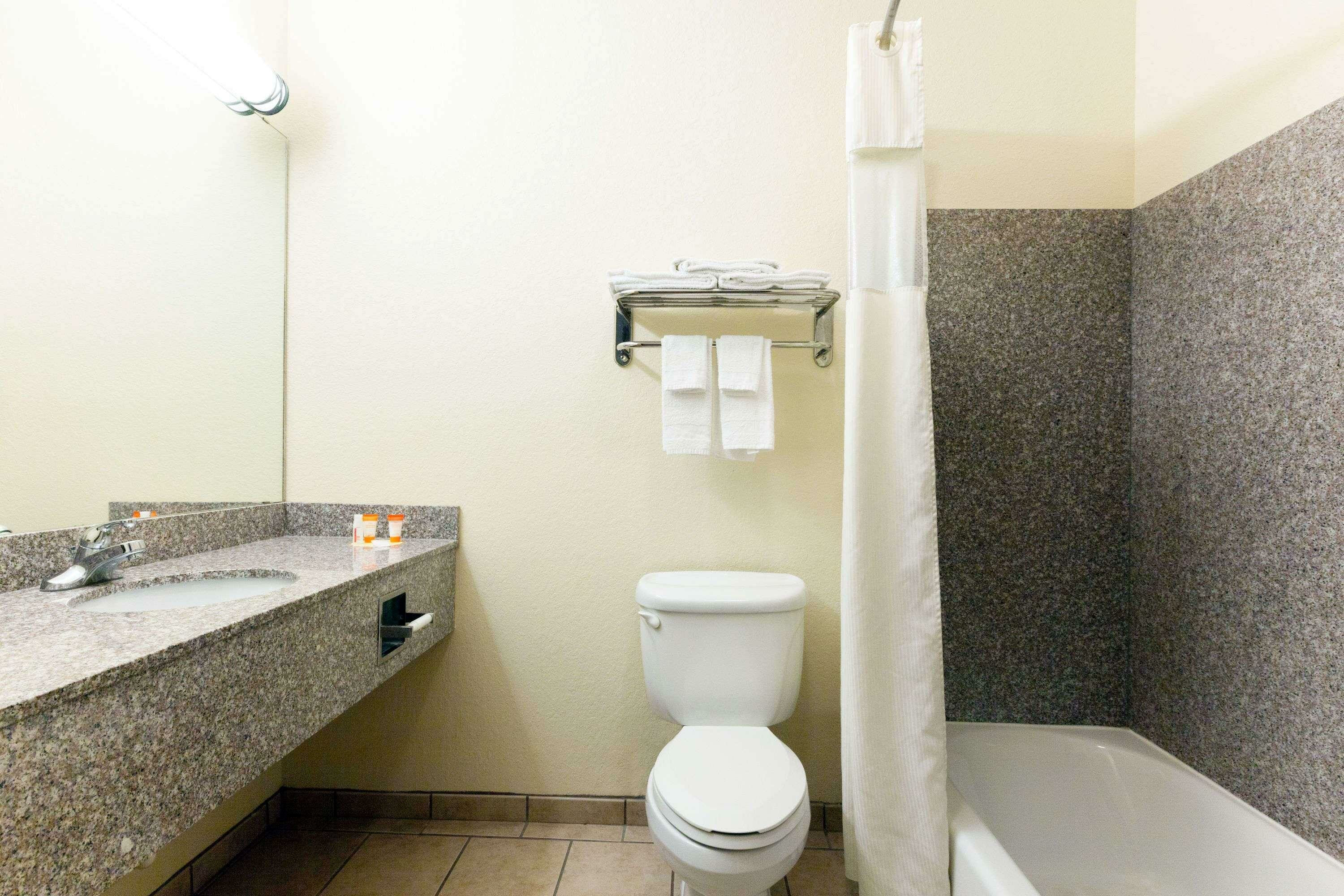 Фото Days Inn by Wyndham San Antonio at Palo Alto