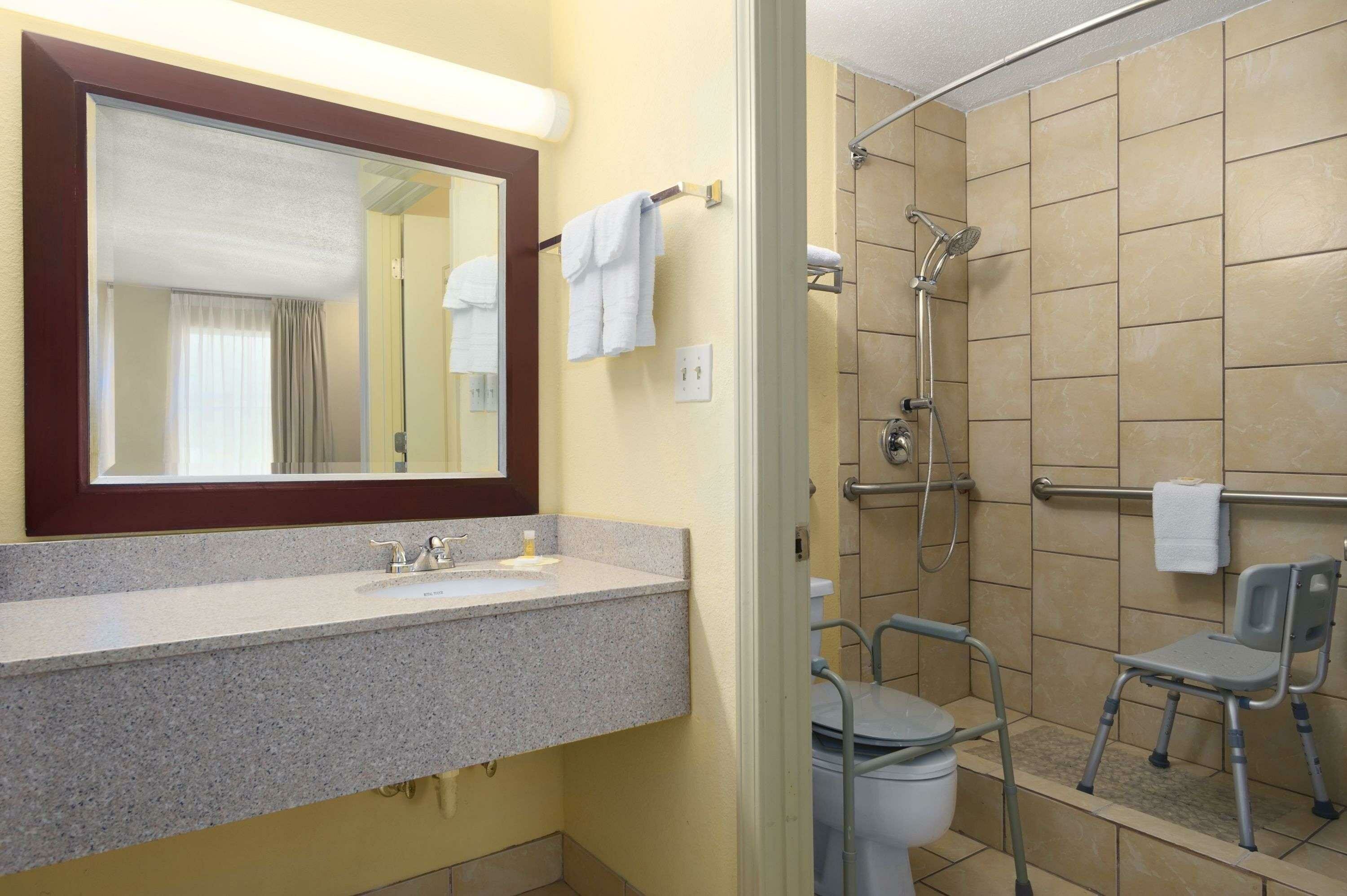 Фото Days Inn by Wyndham Brunswick/St. Simons Area