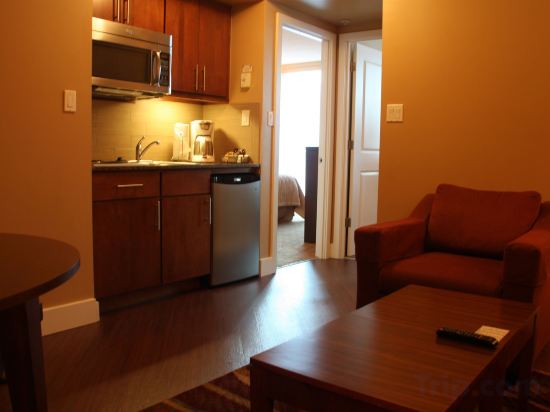 Фото Rosedale on Robson Suite Hotel