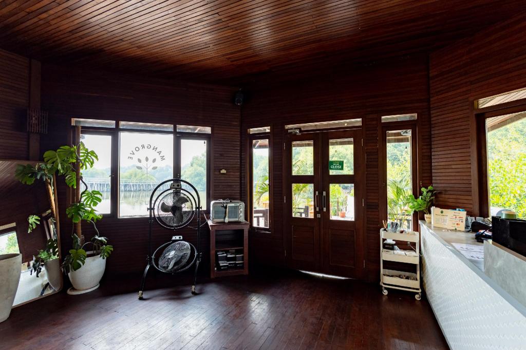 Фото RedDoorz Resort @ Taman Wisata Mangrove