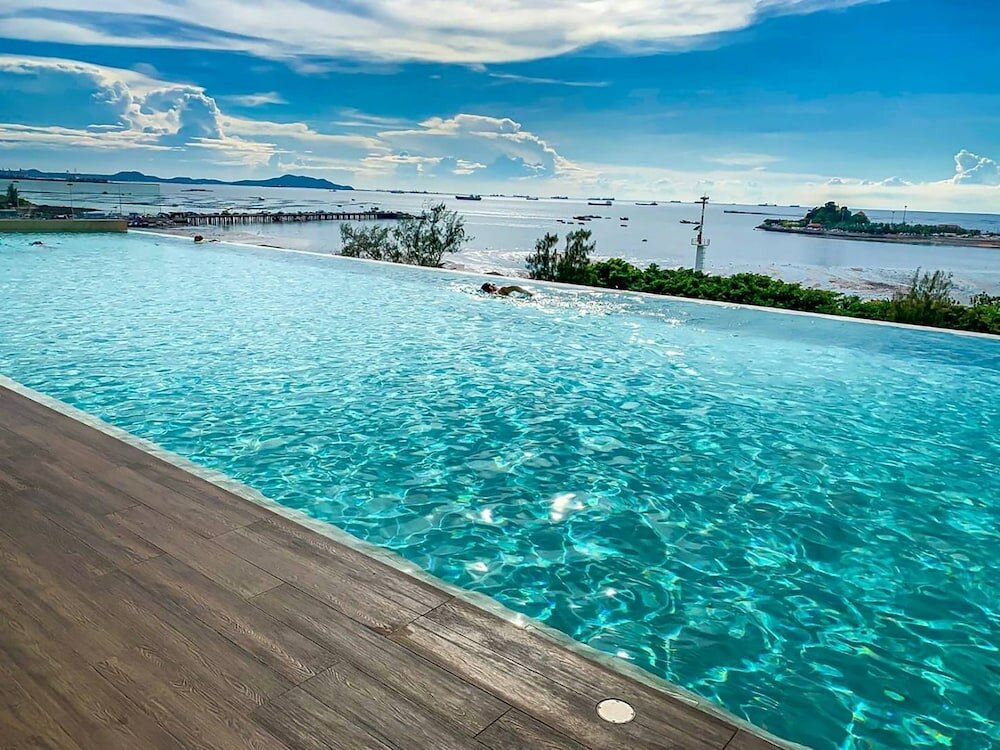 Фото Oakwood Hotel and Residence Sri Racha