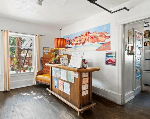Гостиница Bunk+Brew Historic Lucas House - Hostel в Бенде