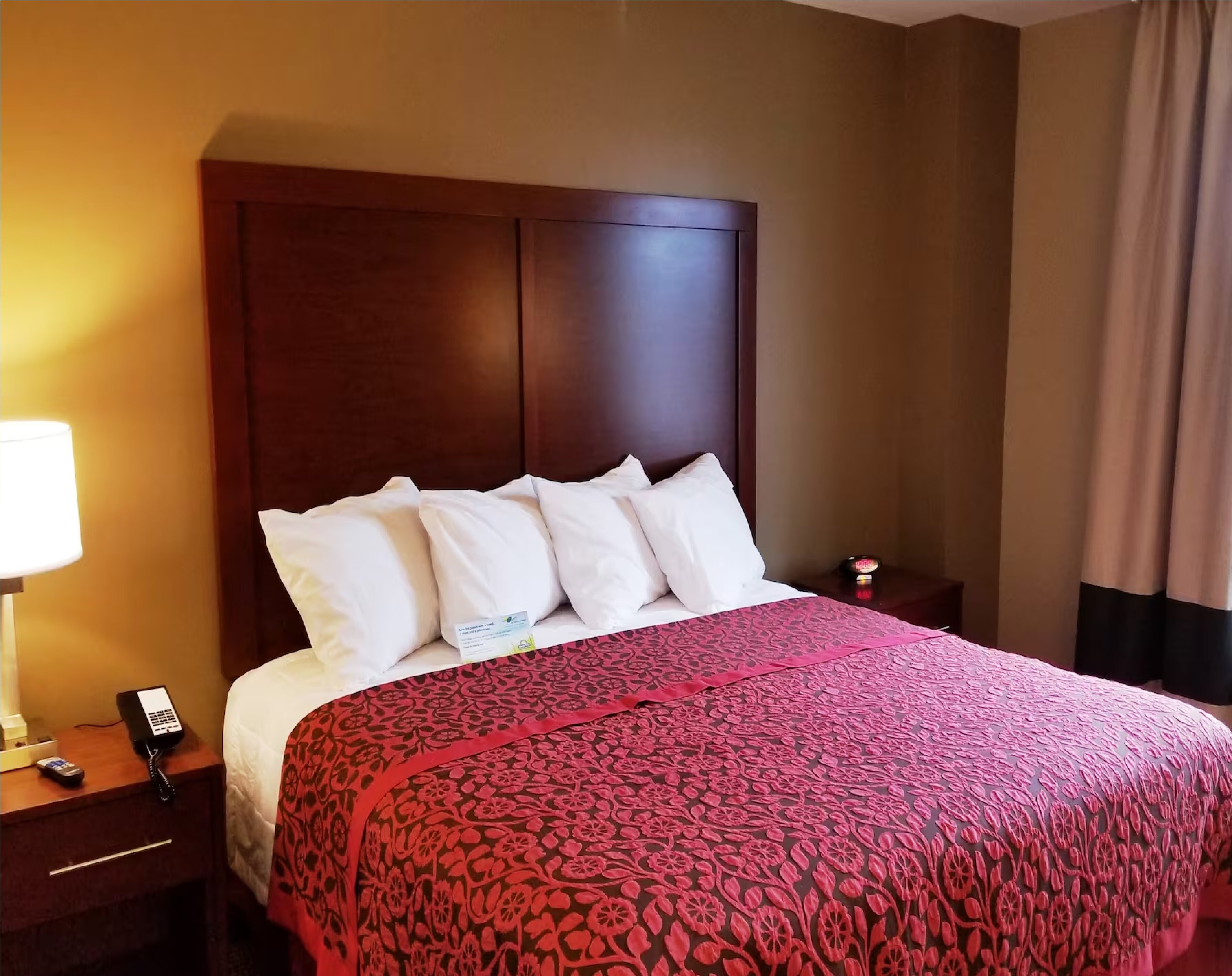 Фото Days Inn by Wyndham Brooklyn Marine Park