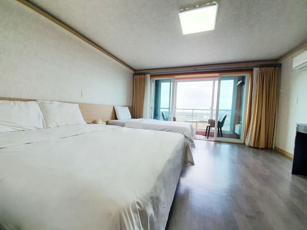 Фото Jeju Ocean Family Hotel