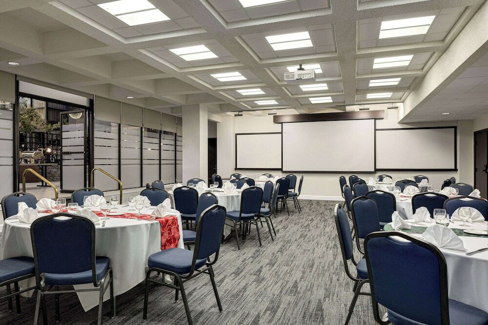 Фото Wyndham Edmonton Hotel and Conference Centre