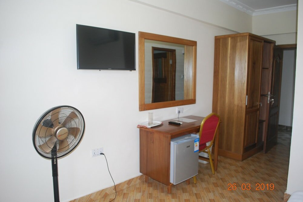 Фото Ampomaah Hotel