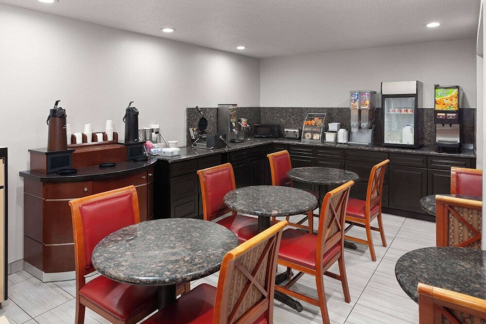 Фото Super 8 by Wyndham Romeoville Bolingbrook