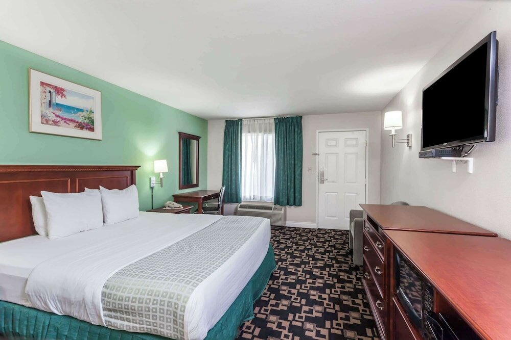 Фото Ramada by Wyndham Oceanside