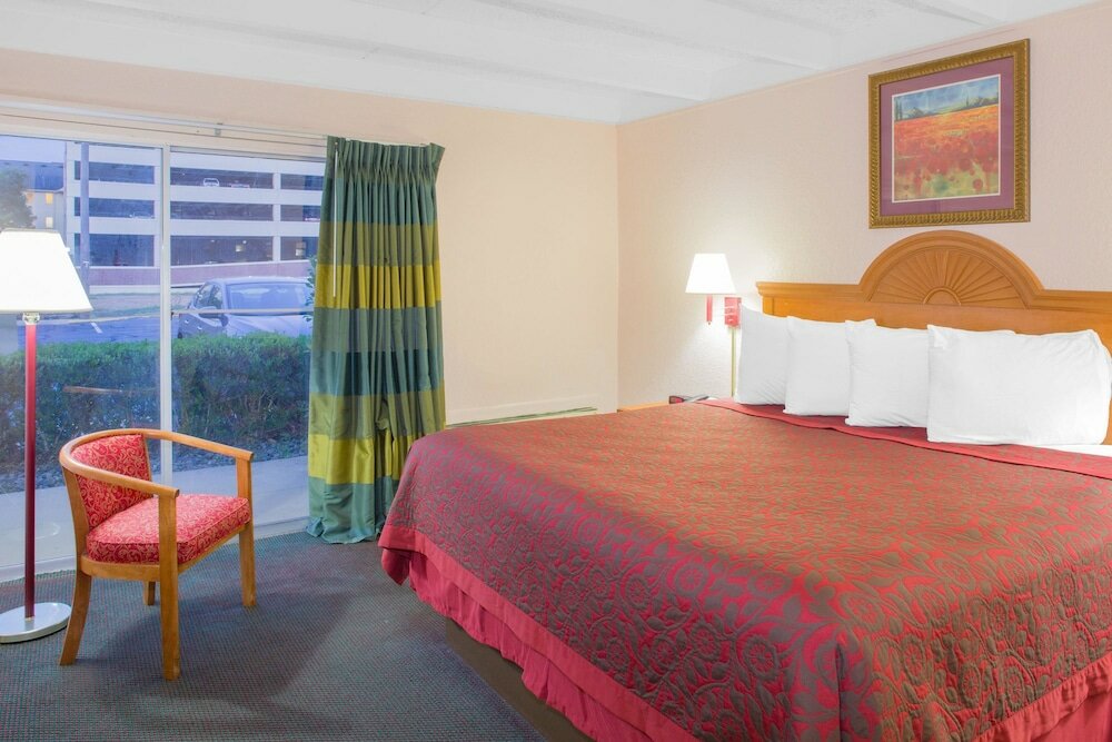 Фото Days Inn by Wyndham Tallahassee University Center
