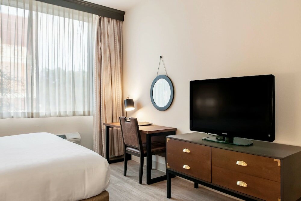 Фото St Charles Coach House, Ascend Hotel Collection