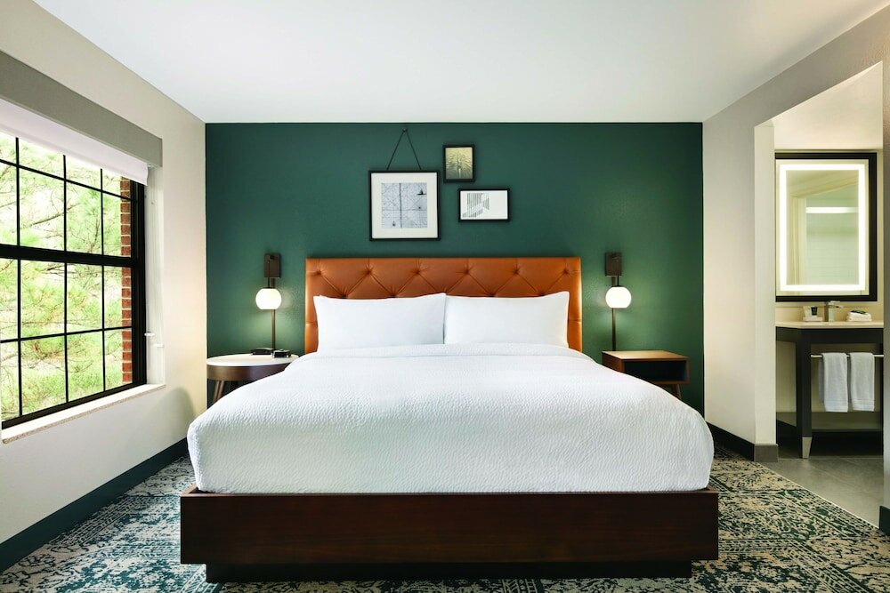 Фото Four Points by Sheraton Raleigh Arena