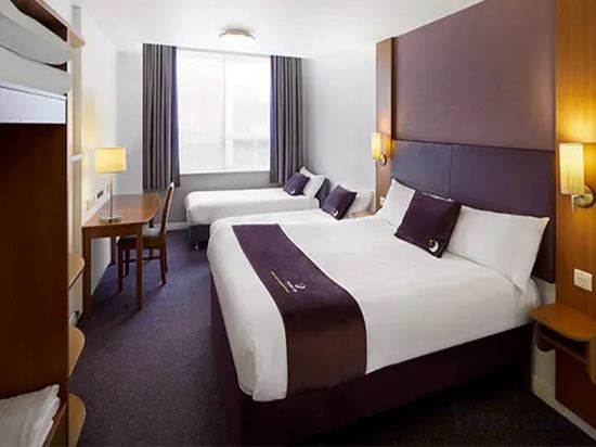 Фото Premier Inn Cardiff City South hotel