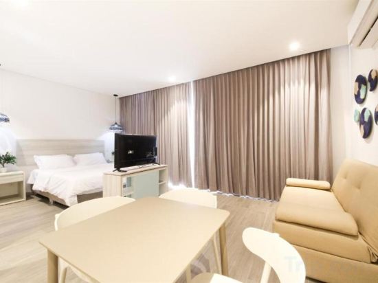 Фото Azure Lofts & Pool Hotel