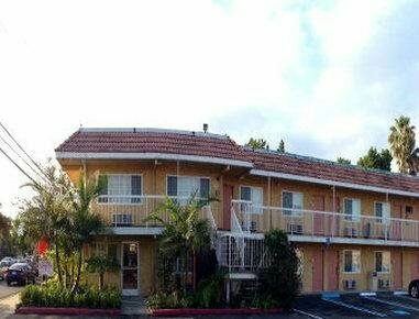 Гостиница Travelodge by Wyndham Fullerton Near Anaheim в Фуллертоне