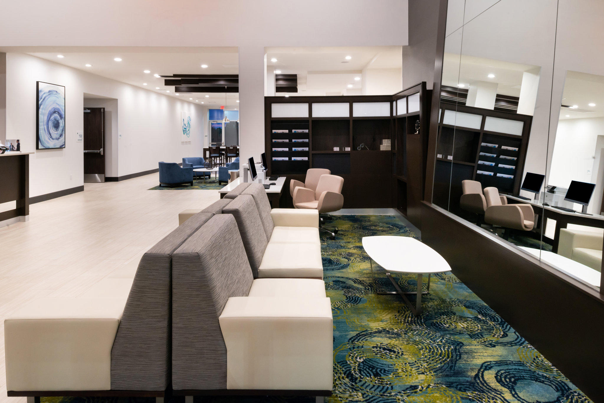 Фото Holiday Inn & Suites Farmington Hills - Detroit Nw