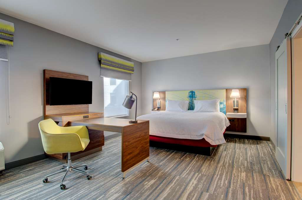 Фото Hampton Inn & Suites Portland West