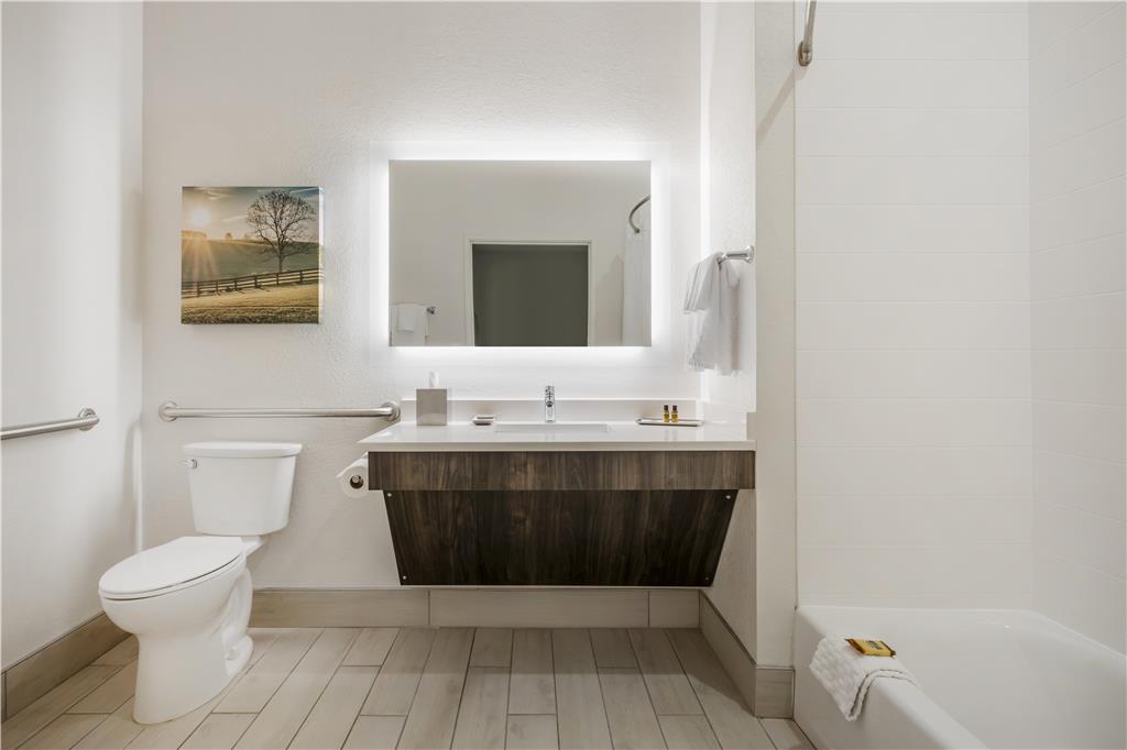 Фото B/w Plus Elizabethtown Inn & Suites