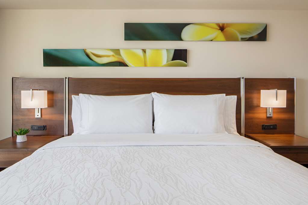 Фото Hilton Garden Inn Waikiki Beach