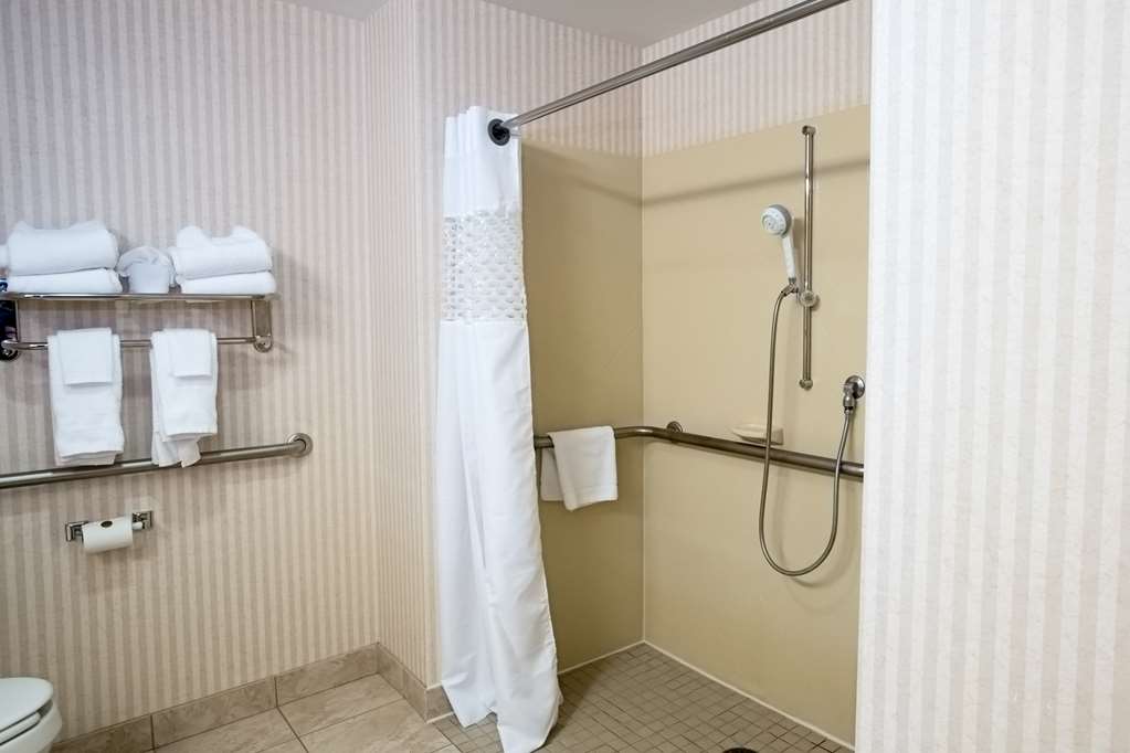 Фото Hampton Inn Raynham Taunton