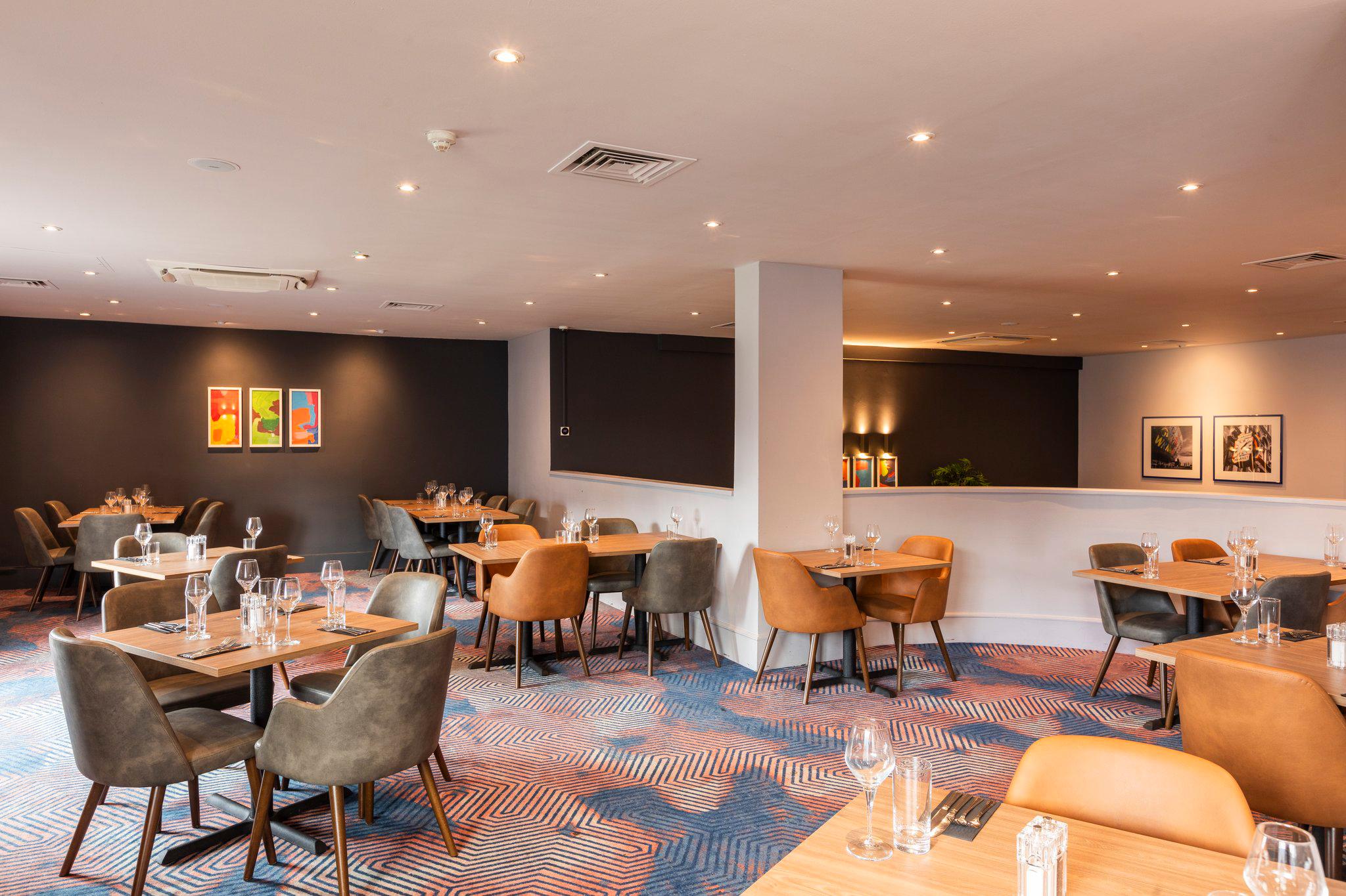 Фото Holiday Inn Cardiff City Centre