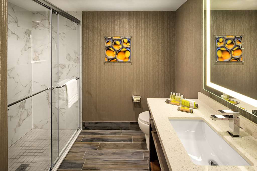 Фото DoubleTree by Hilton Toronto Airport